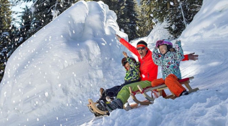 Familie op de Hexenritt Rodelbahn in Söll Skiwelt.